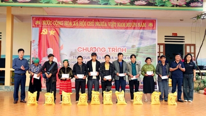 Trao 30 suất quà cho người dân xã Thắng Mố bị ảnh hưởng bão lũ