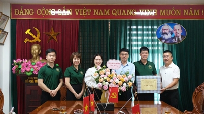 Liderii ziarului și postului de radio și televiziune Lang Son felicită companiile cu ocazia Zilei Antreprenorilor Vietnamezi, 13 octombrie