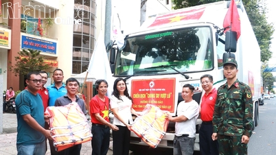 A Cruz Vermelha Provincial de Khanh Hoa organizou o transporte de 40 toneladas de mercadorias para ajudar as pessoas nas áreas afetadas pelas enchentes.