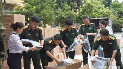 Departemen Umum Logistik dan Teknik menyerahkan 2.000 set pakaian sipil untuk mendukung masyarakat provinsi Thai Nguyen