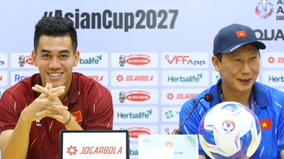 El entrenador Kim Sang-sik habla sobre la solicitud de saltar para celebrar en el estadio Thong Nhat.