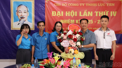 สหภาพแรงงานชุมชน Luc Yen เยี่ยมชมและมอบของขวัญให้กับธุรกิจในวันผู้ประกอบการเวียดนาม