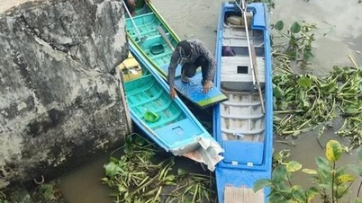 Un bateau à moteur s'écrase contre une bouée la nuit, une personne portée disparue