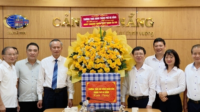 Der stellvertretende Vorsitzende des Stadtvolksrats, Doan Ngoc Hung Anh, besuchte Unternehmen anlässlich des Vietnam Entrepreneurs Day (13. Oktober).