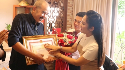 Direktor Bui Thac Chuyen erhielt eine Verdiensturkunde vom Volkskomitee der Stadt Ho-Chi-Minh.