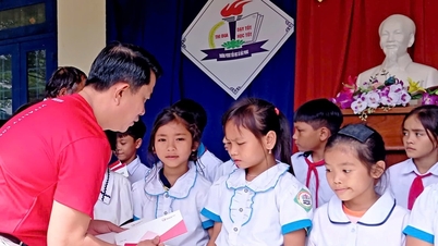 Giving more than 1,000 gifts to children in border areas