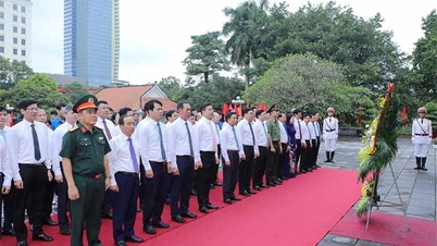 タインホア省の代表団は、第20回省党大会の前夜、ホーチミン主席、ベトナムの英雄的な母親たち、英雄的な殉教者たちを記念して線香を捧げた。