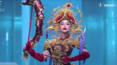Yen Nhi wirbt für Wasserpuppenspiel auf der Bühne der Miss Grand International