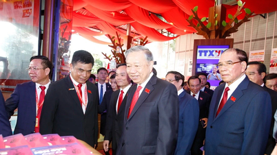 Les dirigeants du Parti et de l'État visitent l'exposition du Congrès du Parti à Hô-Chi-Minh-Ville