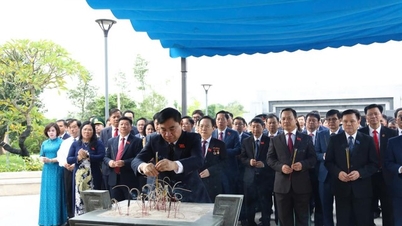 Delegates attending the 15th Congress of Dien Bien Provincial Party Committee offered incense at the Martyrs' Temple at Dien Bien Phu Battlefield