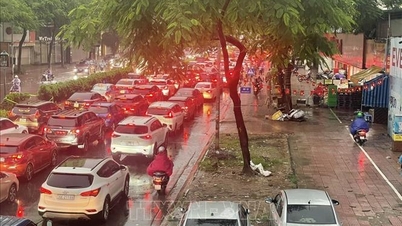 Hanoi: Viele Straßen sind im frühen Regen teilweise verstopft
