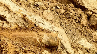 انهيار أرضي على ضفة النهر يكشف عن قنبلة طولها 1.5 متر ووزنها 200 كيلوغرام