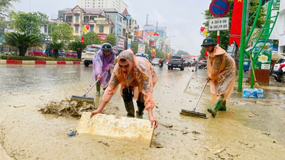 Des soldats bravent la pluie pour « nettoyer les inondations »