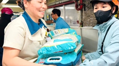 A female worker in Dong Nai was awarded the 'Dynamic, creative and responsible female union member' award.