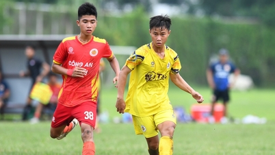 Pour la première fois, l'équipe de football des jeunes vietnamiens organise un tournoi de « mini V-League ».