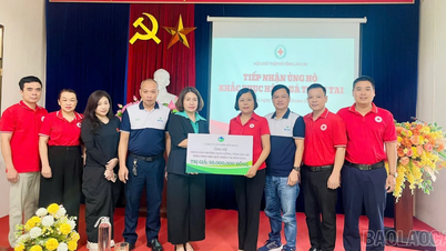 Trao quà hỗ trợ người dân và học sinh phường Nam Cường bị ảnh hưởng bởi hoàn lưu bão số 10