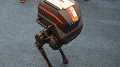 Čínský robot s logem Hanojské univerzity vědy a techniky, co na to říká škola?