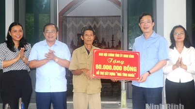Ban Nội chính Tỉnh ủy trao tiền hỗ trợ xây dựng nhà tình nghĩa