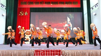 Nha Trang کالج آف ٹورازم کے طلباء کی آرٹ پرفارمنس