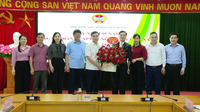 รองเลขาธิการคณะกรรมการพรรคจังหวัด ประธานคณะกรรมการแนวร่วมปิตุภูมิจังหวัด หม่า ฮ่อง แสดงความยินดีในวันก่อตั้งสมาคมเกษตรกรจังหวัด