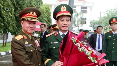 ຫວຽດ​ນາມ ມອບ​ບັນ​ດາ​ຍານ​ພາ​ຫະ​ນະ ແລະ ບັ້ງ​ໄຟ​ດອກ ເພື່ອ​ຊ່ວຍ​ປະ​ເທດ​ລາວ ສະ​ເຫຼີມ​ສະ​ຫຼອງ 50 ປີ​ແຫ່ງ​ຊາດ