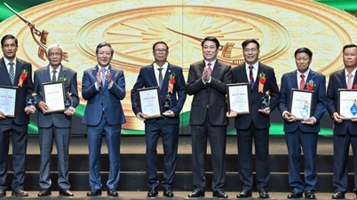 Memberikan penghargaan kepada petani dan ilmuwan petani Vietnam yang berprestasi pada tahun 2025