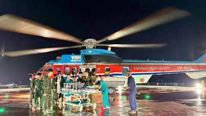 Helikopter terbang di malam hari untuk menyelamatkan pasien di Truong Sa