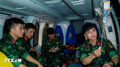 Helikopter melintasi laut pada malam hari untuk membawa pasien serangan jantung dari Truong Sa ke daratan