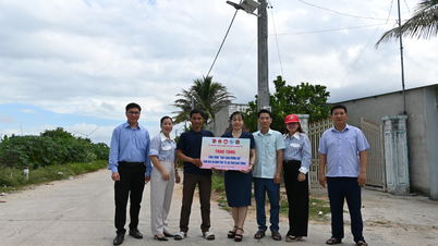 Komune Thuan Bac menyerahkan proyek "Menerangi jalan pedesaan"