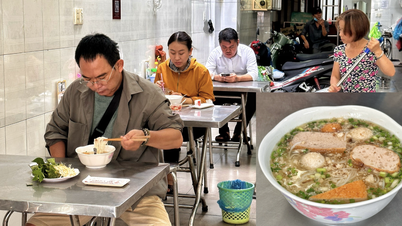 O restaurante Bun Moc '3 Sisters' na Cidade de Ho Chi Minh, com mais de meio século de existência: os clientes podem ficar tranquilos, pois não precisarão se preocupar em... perder seus veículos.