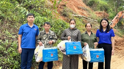 L'Union des jeunes de Cao Bang a offert 81 dons pour soutenir les personnes touchées par les tempêtes et les inondations - Cao Bang Electronic Newspaper