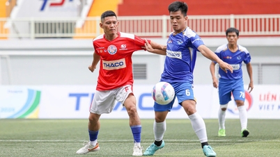 How can soccer players avoid thigh muscle tears?