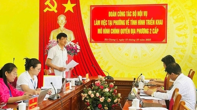 Delegasi kerja Kementerian Dalam Negeri bekerja di wad Ha Giang 1 untuk melaksanakan model dua peringkat kerajaan tempatan.