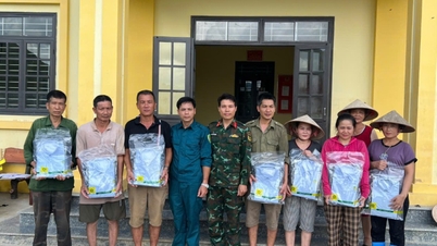 Lang Son Provincial Military Command distributed 3,000 sets of civilian clothes to support people in flooded areas after storm No. 11.