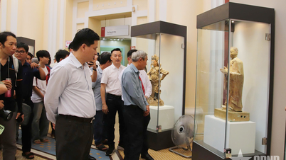 Ausstellung wertvoller Artefakte antiker Saigon-Keramikstatuen
