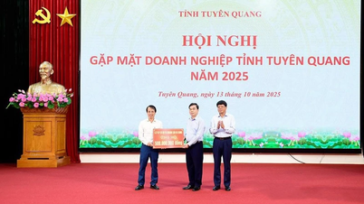 សមាគមធុរកិច្ច Tuyen Quang បរិច្ចាកថវិកាចំនួន ៧ពាន់លានដុង ដើម្បីជួយប្រជាជននៅតំបន់គ្រោះមហន្តរាយ