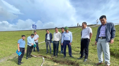O vice-presidente do Comitê Popular da Província de Lam Dong, Le Trong Yen, inspecionou o reparo dos deslizamentos de terra no Lago Cay An.