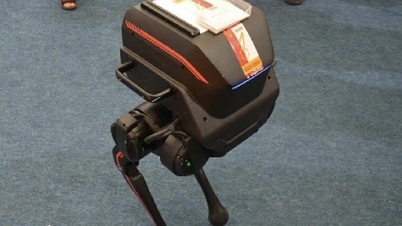 Chinese robot with Hanoi University of Science and Technology logo: School admits "due to negligence"
