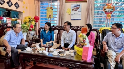 Long Xuyen Ward Party Committee Office visited and presented gifts to former leaders of the Party Committee Office