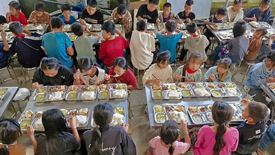 Xúc động những bữa cơm bán trú 17.000 đồng của học sinh vùng cao