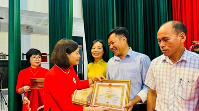 인도주의 활동에서 80명의 선진 모델을 기리다