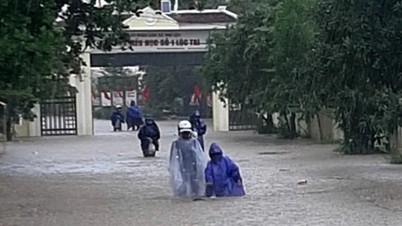 Air banjir mencurah-curah, ribuan pelajar terpaksa tinggal di rumah dari sekolah.