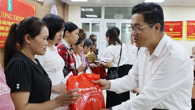 Bertemu dan memberikan hadiah kepada anggota perempuan tunanetra yang berada dalam situasi sulit