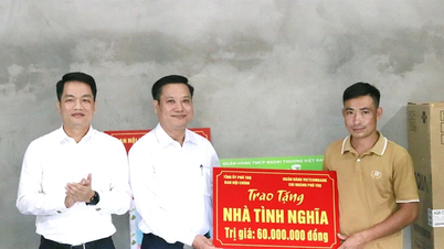 Penyerahan rumah amal di komune Trung Son