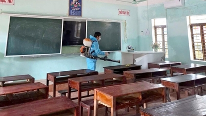O bairro Ha Giang 2 permite que os alunos fiquem temporariamente em casa para desinfetar as salas de aula após as enchentes.