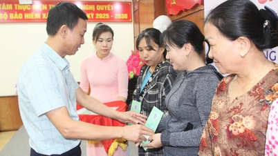 24 ziektekostenverzekeringskaarten en vrijwillige sociale verzekeringsboekjes gedoneerd aan kansarme vrouwen in Thuy Nguyen