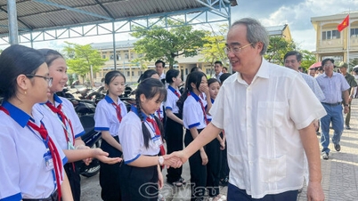 O camarada Nguyen Thien Nhan visitou a Escola Secundária Nguyen Thien Thanh, Comuna de Tri Phai