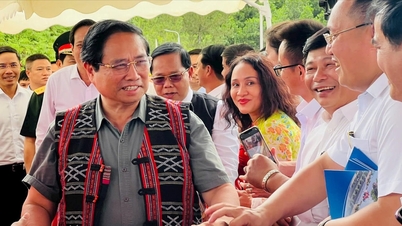 O primeiro-ministro Pham Minh Chinh participou da cerimônia de inauguração do projeto do internato primário e secundário Tay Giang em Da Nang.