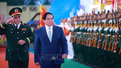 O primeiro-ministro Pham Minh Chinh comparece ao 80º aniversário do Dia Tradicional das Forças Armadas da Região Militar 5