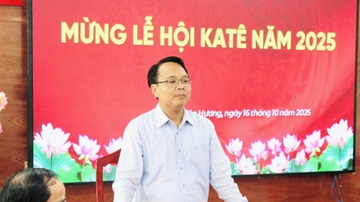 El camarada Dang Hong Sy desea un Feliz Festival Kate al pueblo Cham Brahman de Lien Huong y Tuy Phong.